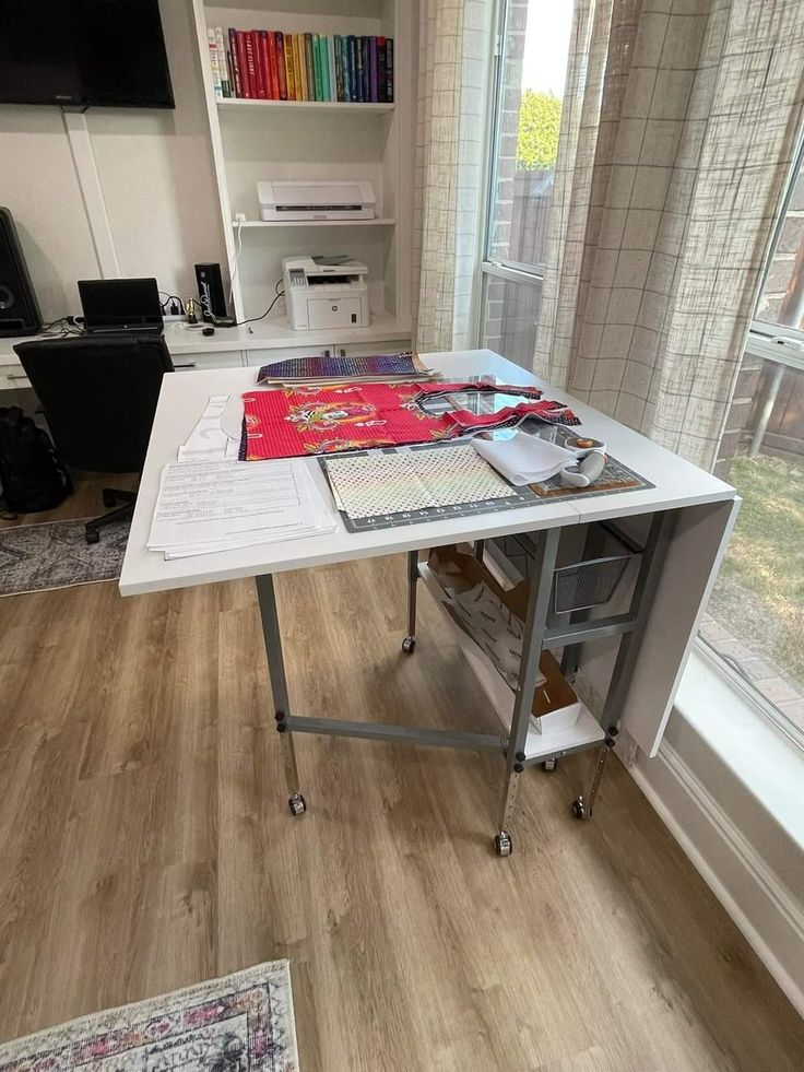 Table de Couture & Découpe Professionnelle – Robustesse, Espace et Confort